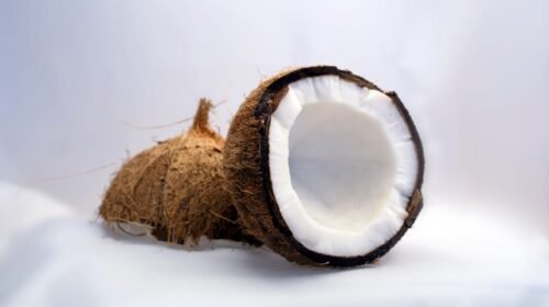ghar-ki-najar-utarne-ke-best-totka-nariyal-se-utare-najr coconut